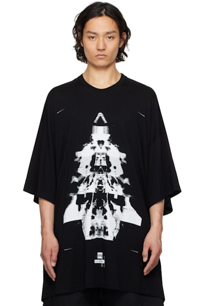 

Черная Анима поверх футболки Julius