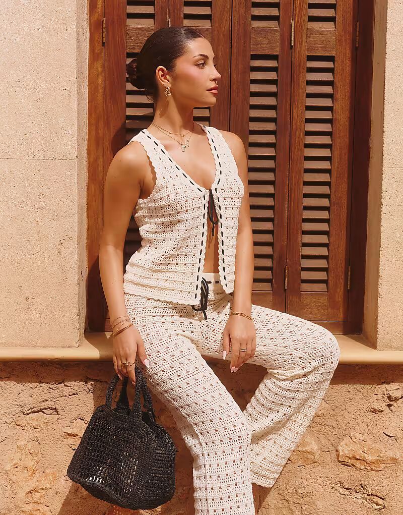 

Эксклюзивный пляжный жилет-топ с отделкой крючком контрастными нитями Frolic x Lydia Kara в кремовом цвете The Frolic