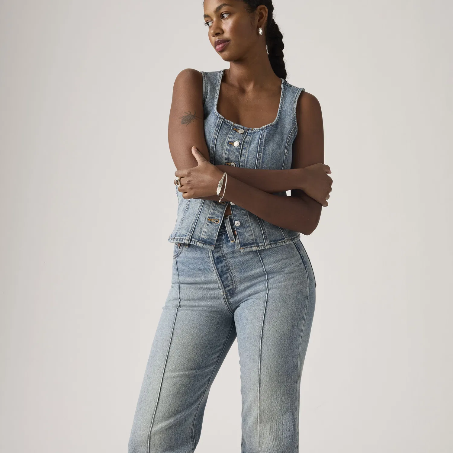 Женские прямые джинсы с ребристой текстурой и полной длиной Levi's, Medium Wash — фото 2