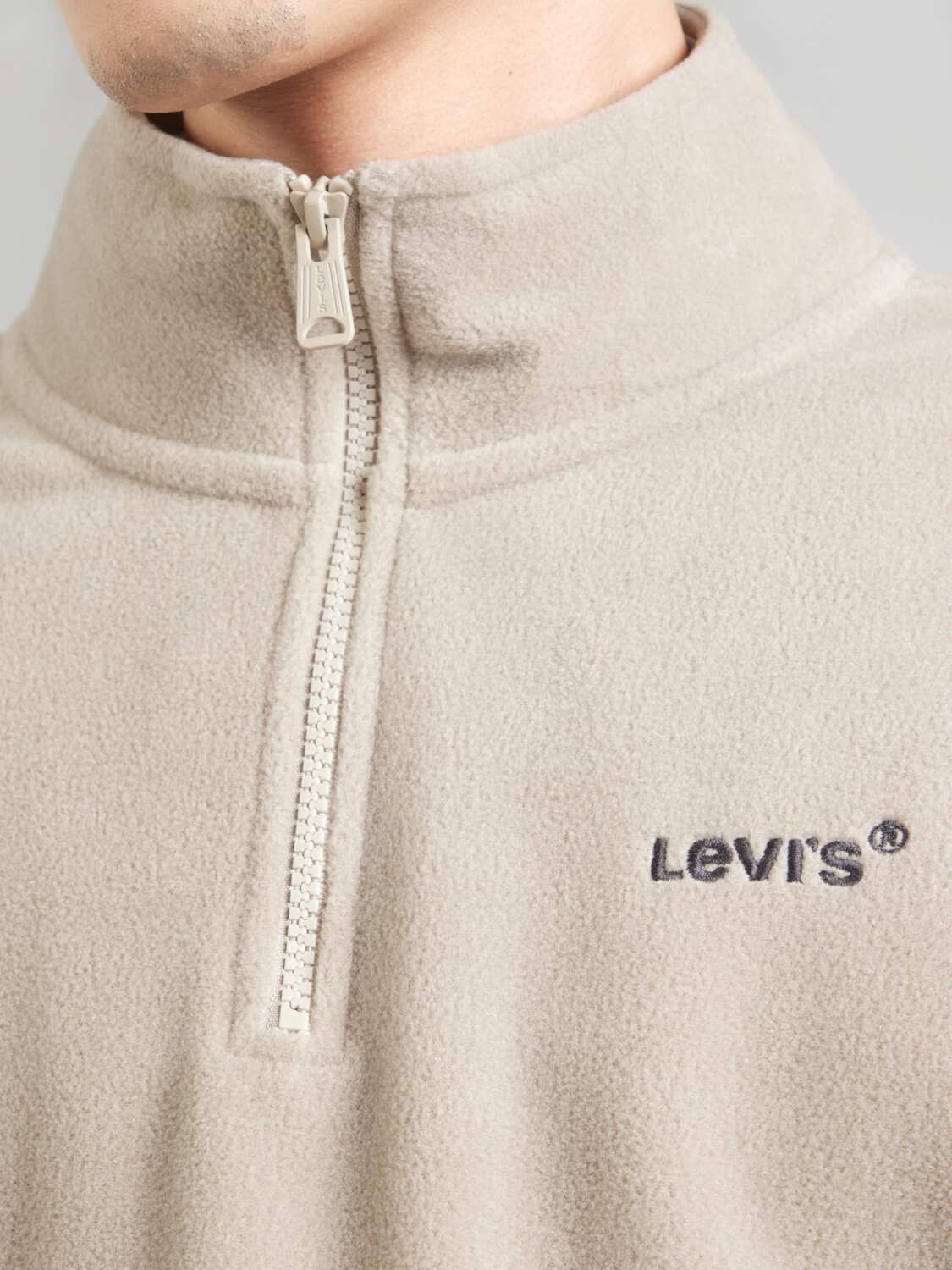LEVI'S  Свитер 'Relaxed Graphic 1/4 Zip Sweatshirt' в светло-коричневом цвете — фото 2