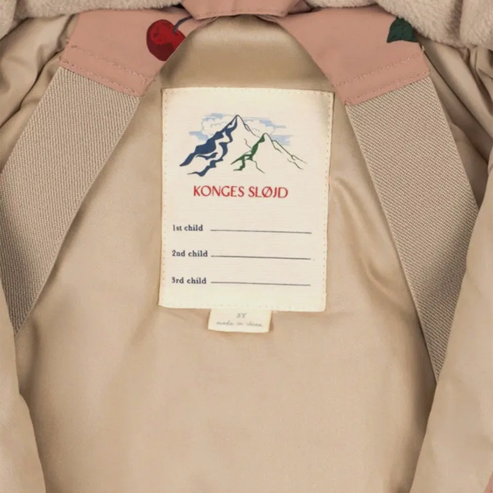 Детский лыжный комбинезон с вишнёвым принтом Nohr Cerise Blush от Konges Sloejd — фото 3