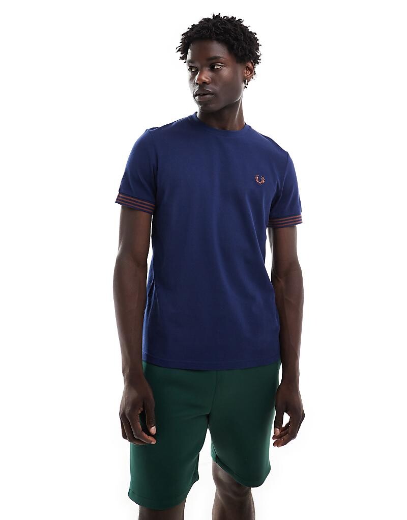 

Fred Perry – темно-синяя футболка с контрастными манжетами