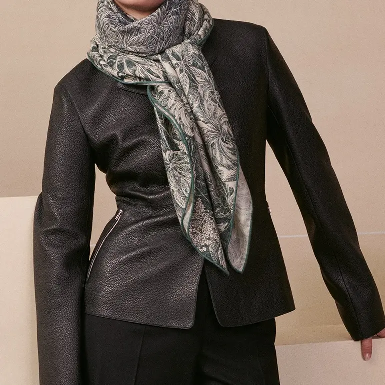 HERMES Шаль из кашемира и шелка тутового дерева женская серая, Gray — фото 2