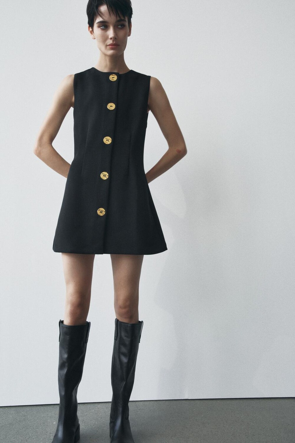 

Короткое платье на пуговицах ZARA, черный