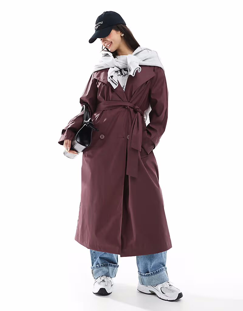 

Прорезиненный плащ-дождевик ASOS DESIGN с капюшоном и поясом бордового цвета