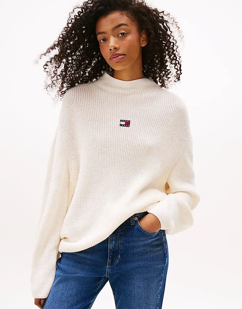 

Свободный джемпер с воротником-стойкой Tommy Jeans Tommy Badge бежевого цвета