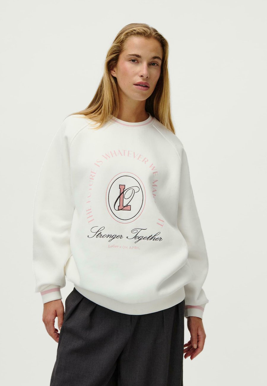 

Толстовка OH APRIL LEGER X OH APRIL ALENA RAGLAN SWEATER, Off White/White, Белый, Толстовка OH APRIL LEGER X OH APRIL ALENA RAGLAN SWEATER, Off White/White
