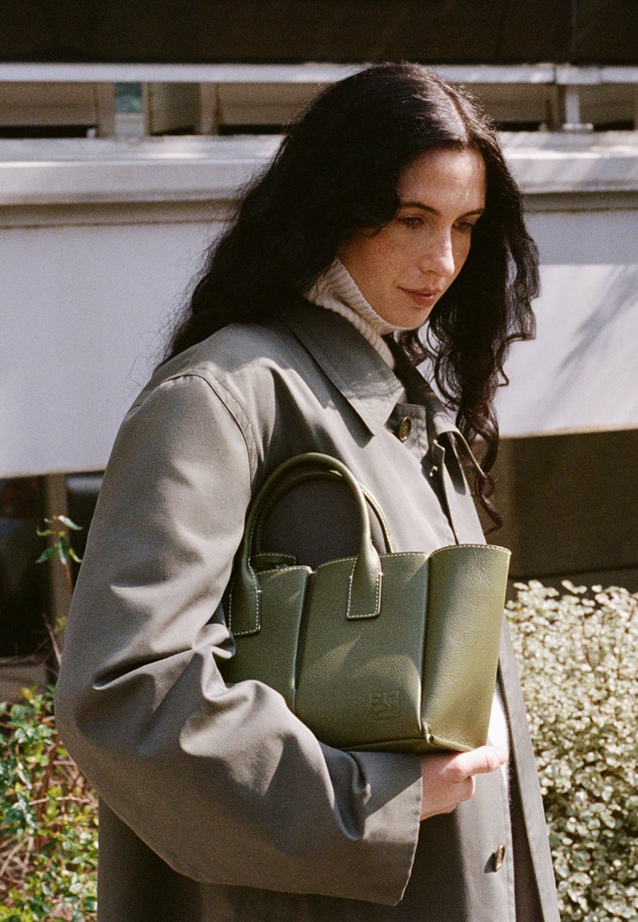 

Сумка-шоппер Le Tanneur PETIT ELENA EN GRAINÉ, Green