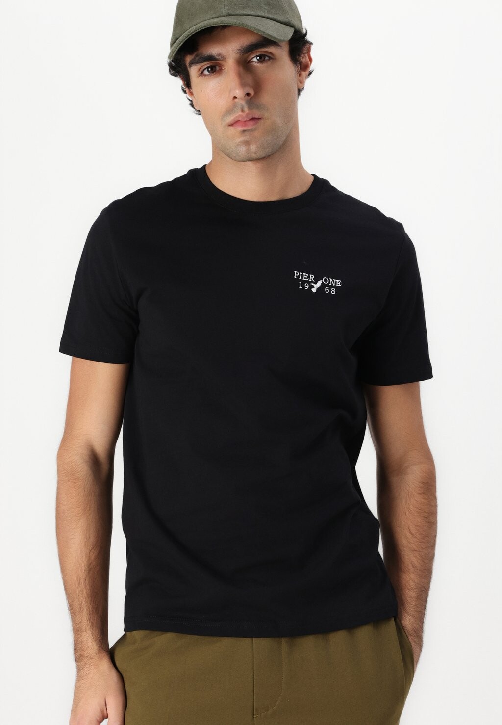 

Базовая футболка UNISEX Pier One, черный