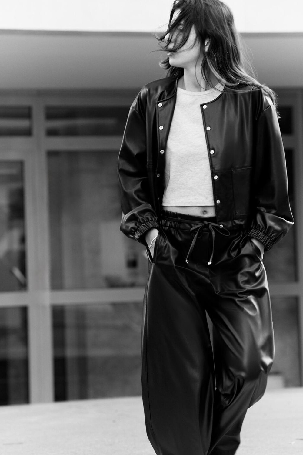 

Укороченная куртка из искусственной кожи ZARA, черный