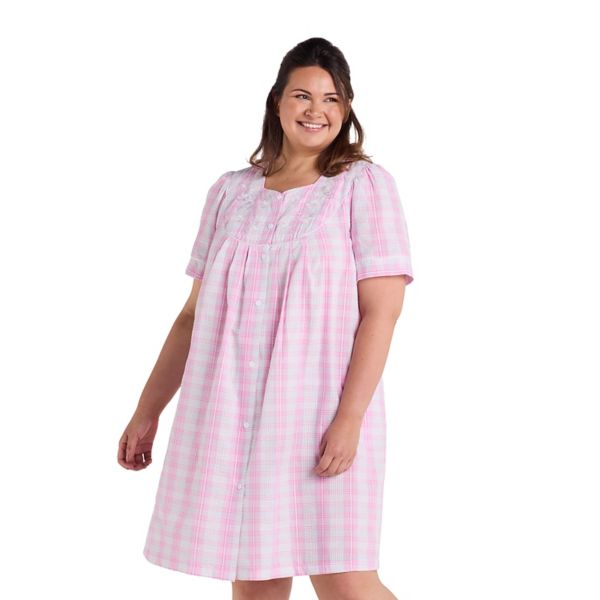 

Короткий халат из сирсакера больших размеров на кнопках Miss Elaine Essentials, цвет pink plaid