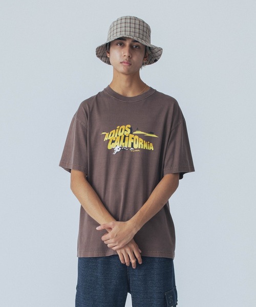 

XLARGE Футболка с коротким рукавом, пигментная окраска, Adios California, коричневый