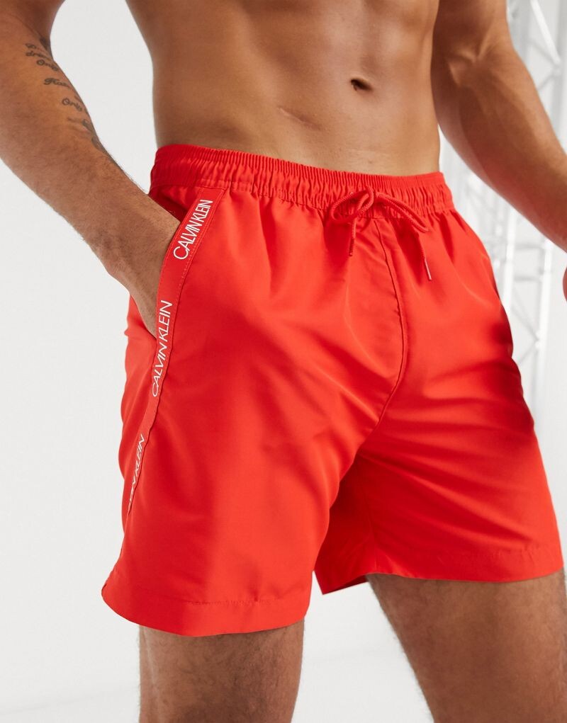 

Красные плавки средней длины Calvin Klein