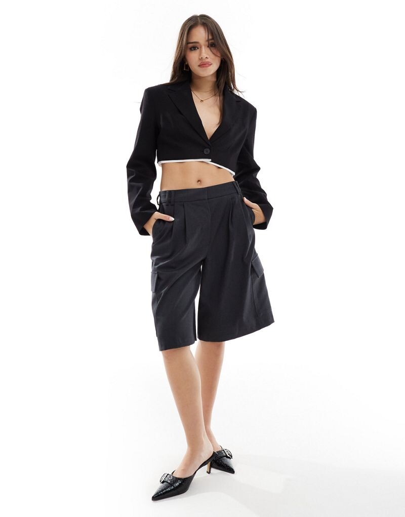 

Черный укороченный пиджак с рубашкой Bershka - часть комплекта
