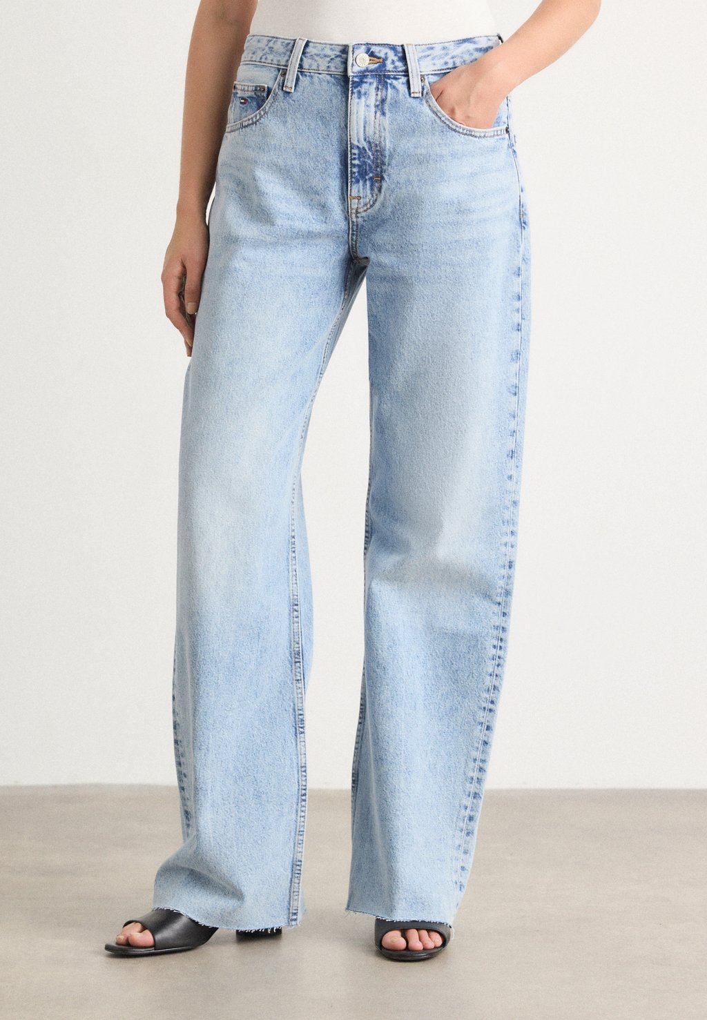 

Джинсы свободного кроя MIA RELAXED STRAIGHT Tommy Jeans, цвет Denim Mid Light Blue