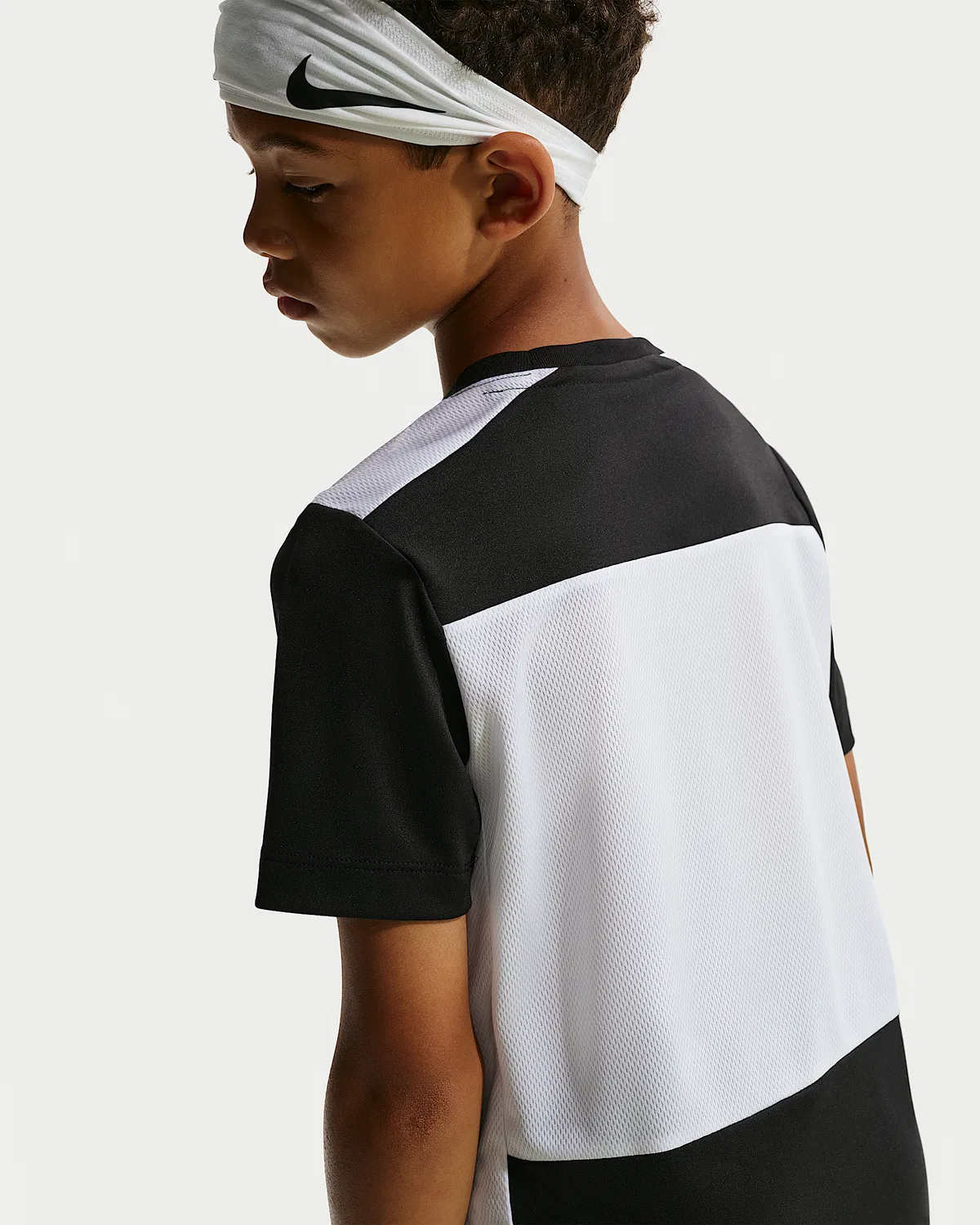 Детская футболка Nike Academy+ Dri-FIT с коротким рукавом, Black/White/White — фото 2