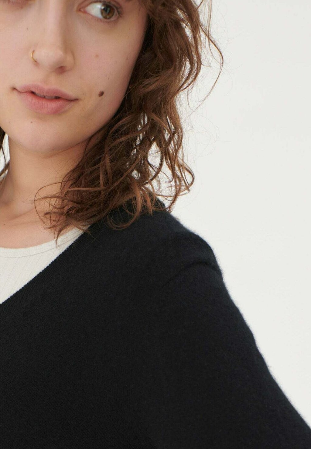 

Кардиган V AUSSCHNITT MIT KNÖPFEN GOBI Cashmere, черный
