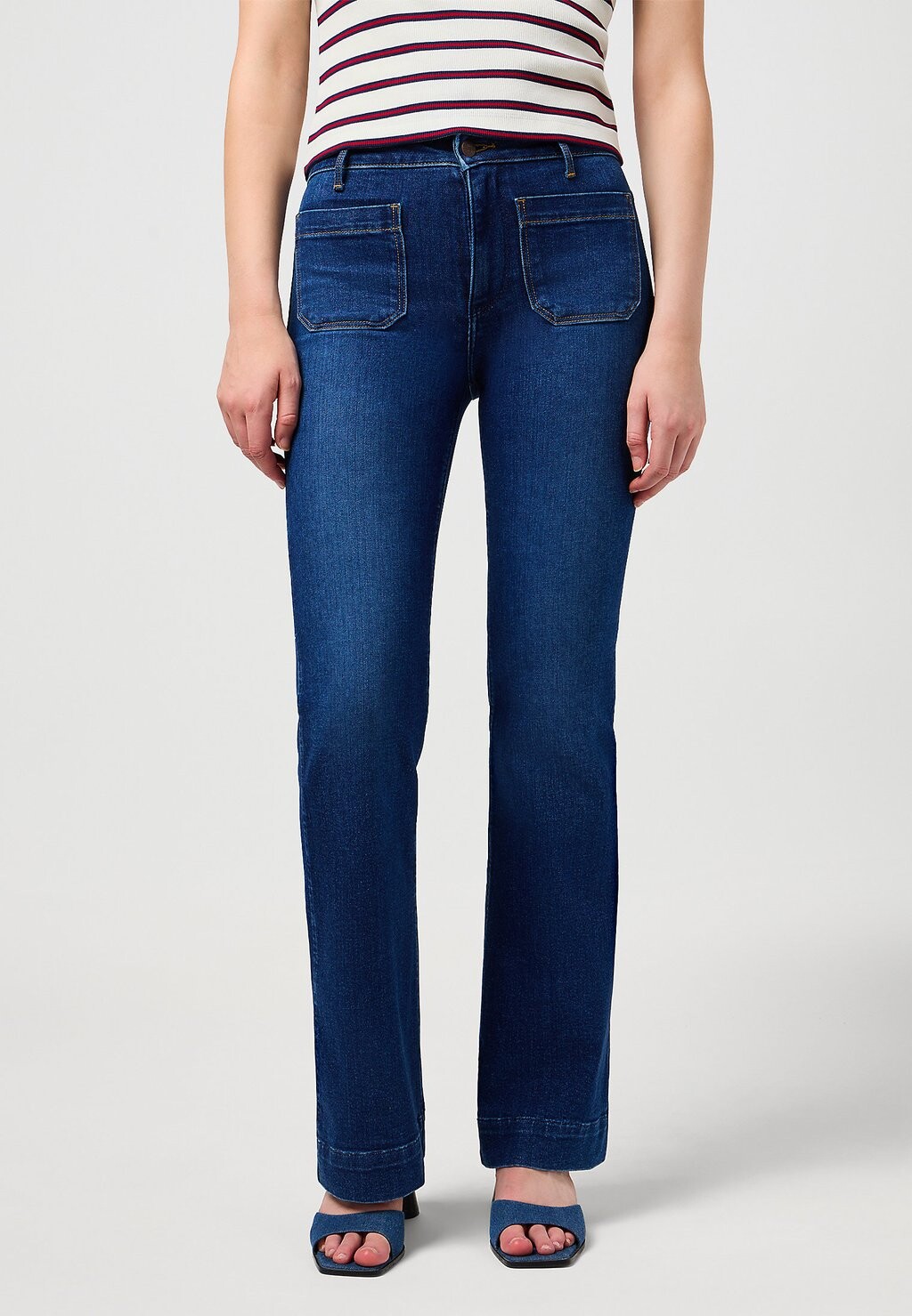 

Расклешенные джинсы Flare Wrangler, цвет dark wash