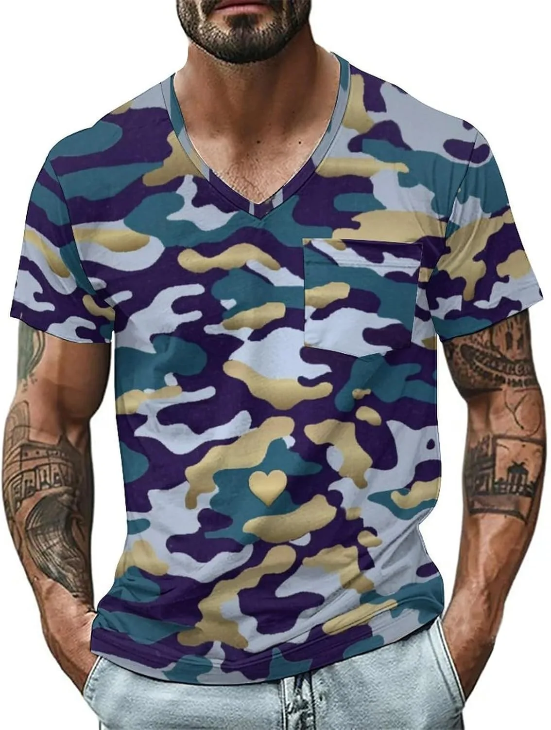 

Мужская футболка V-образным вырезом с камуфляжным принтом и карманом