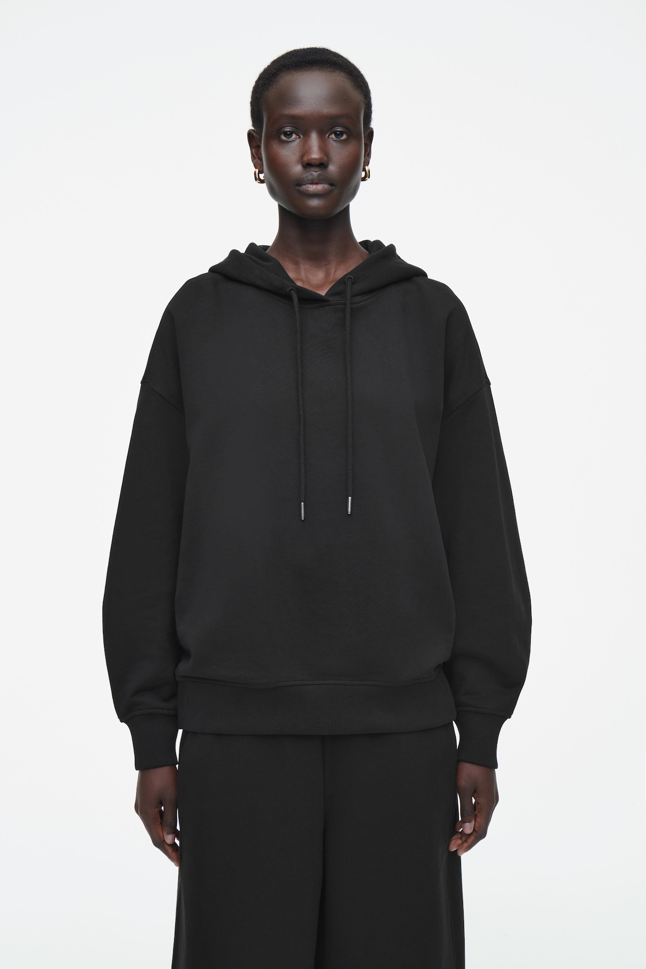 

Трикотажная толстовка с капюшоном – oversized fit COS, черный
