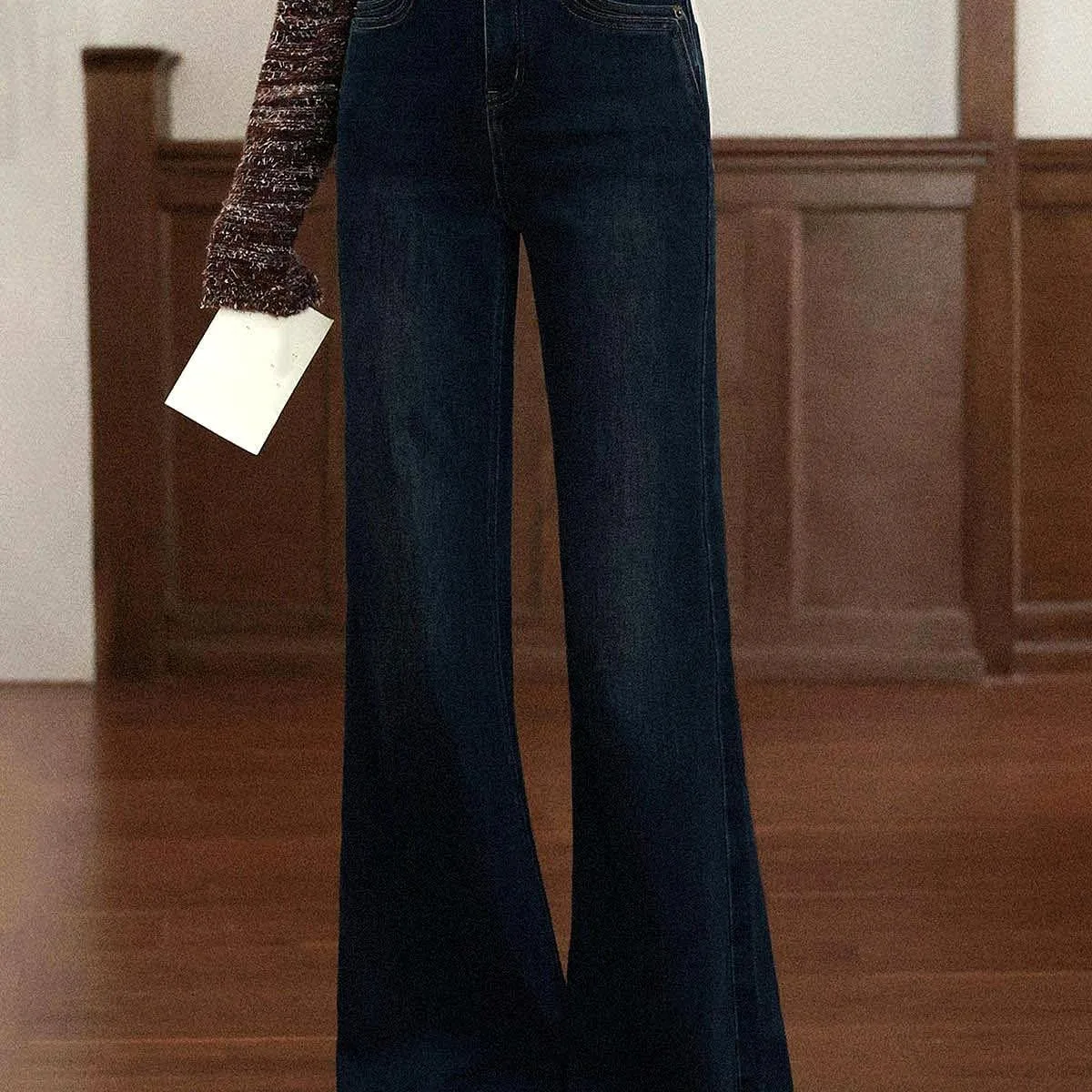 Женские джинсы Flared Denim High Waist Vintage с поврежденным подолом и боковыми карманами — фото 2