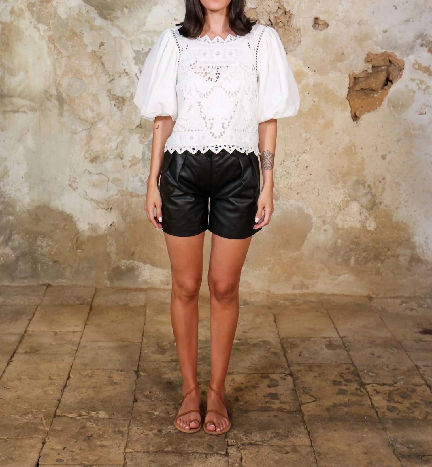 

Вышитая в технике ришелье льняная блуза с рукавами-фонариками в свежем белом цвете SCARLETT POPPIES