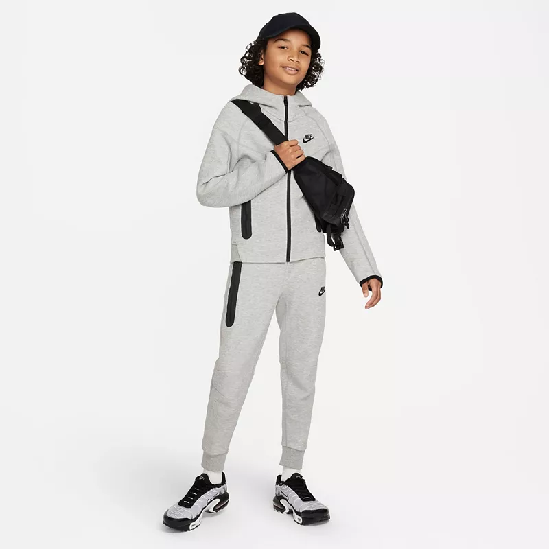 

Худи из технического флиса с молнией во всю длину для мальчиков Nike Sportswear, цвет Dk Grey Heather/Blk/Blk