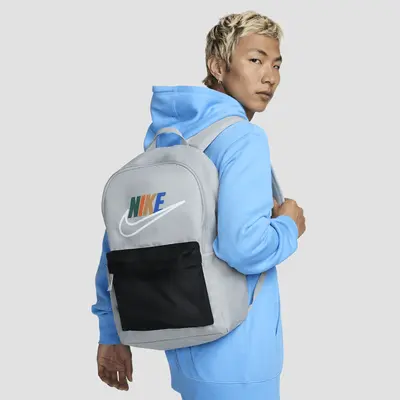 

Рюкзак Nike Heritage Backpack (25л), цвет Wolf Grey/Black/White