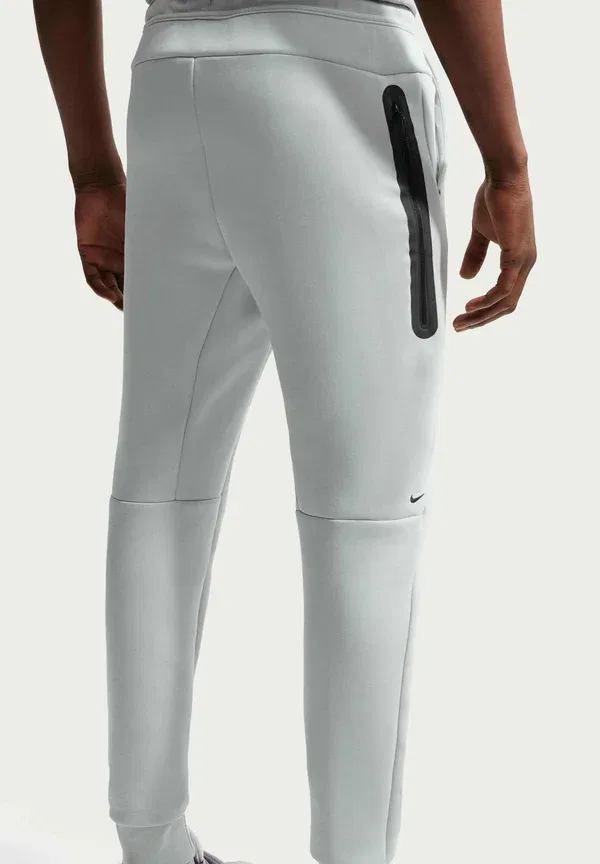 Тренировочные штаны Nike Sportswear M nk tch flc jggr tracksuit bottoms, светло-дымчато-серый, холодный серый, вольт — фото 4