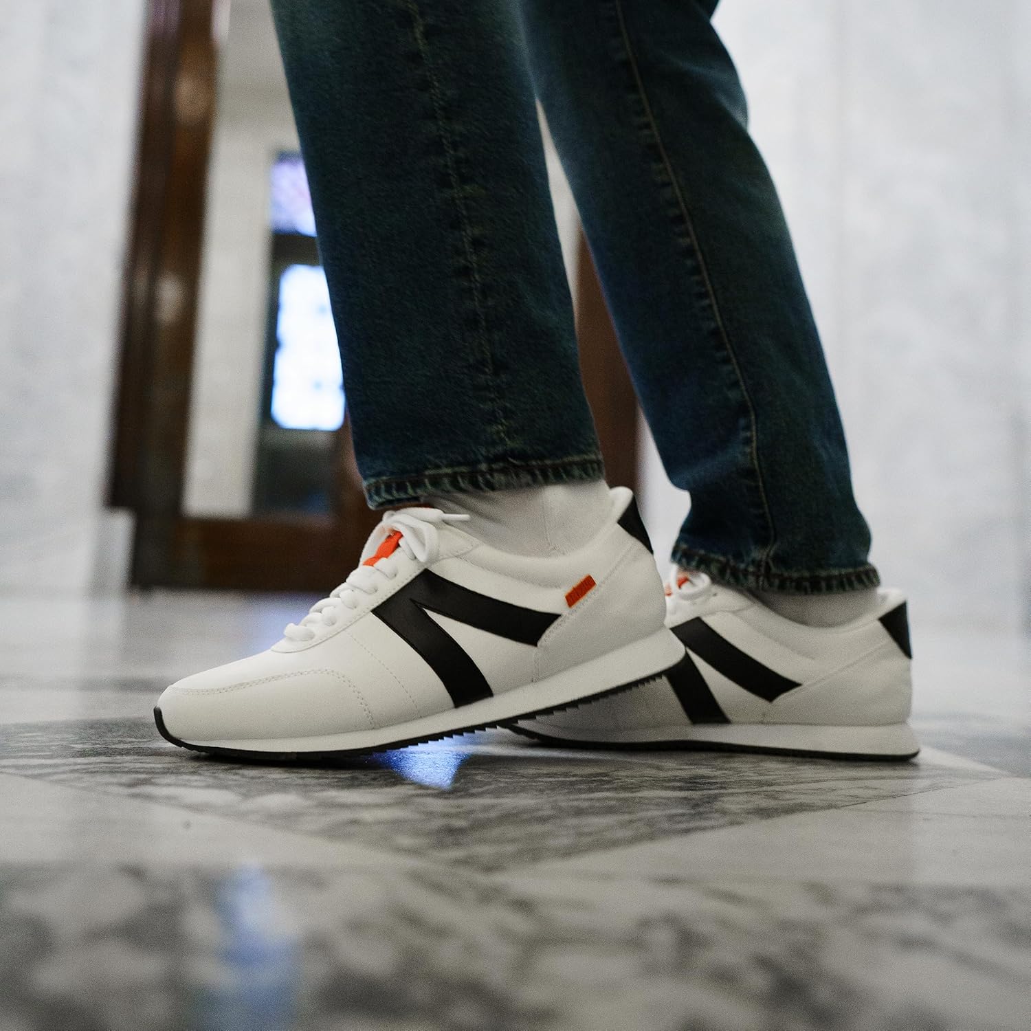 Кроссовки Kizik Slip On: Milan - удобные, ретро из нейлона и замши, мужские и женские прогулочные туфли с поддержкой свода стопы, удобство без использования рук, для ношения весь день, белый — фото 2