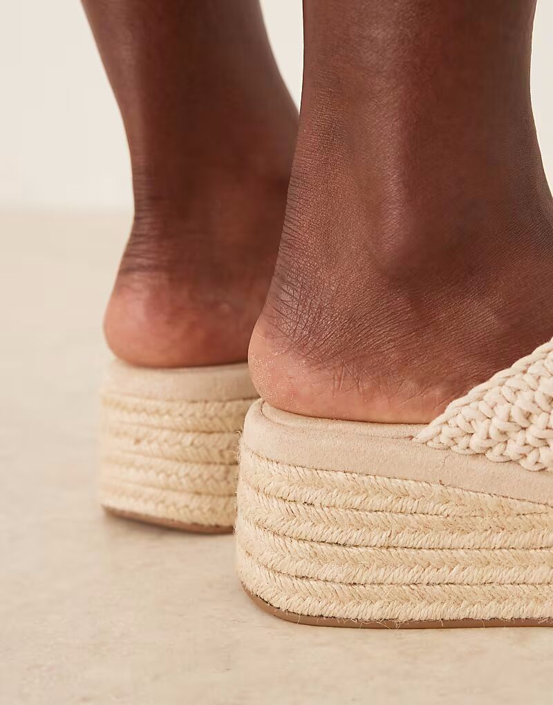 ASOS DESIGN Тукан крючком плетеные босоножки на танкетке натурального цвета — фото 4
