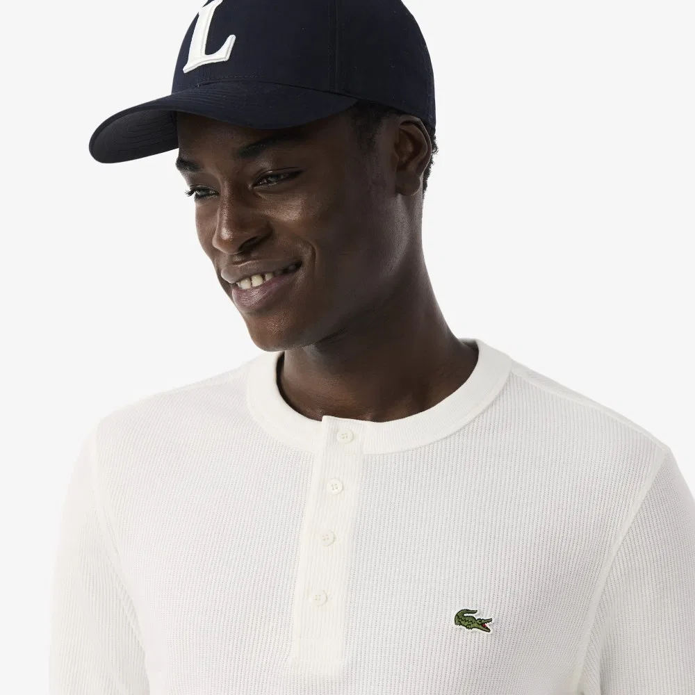 Мужская вафельная футболка с длинным рукавом Henley Neck цвета Off-White от Lacoste — фото 2