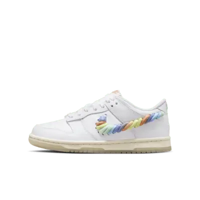 

Кроссовки Nike Dunk Low SE, цвет White/Terra Blush/Light Silver/Multi-Color
