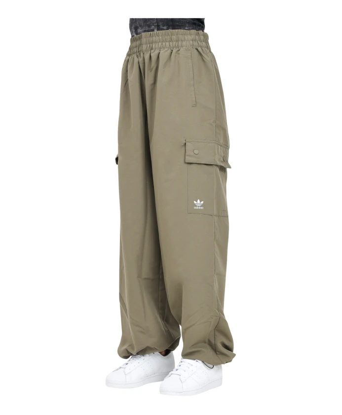 

Брюки Cargo Essentials Adidas Originals, зеленый