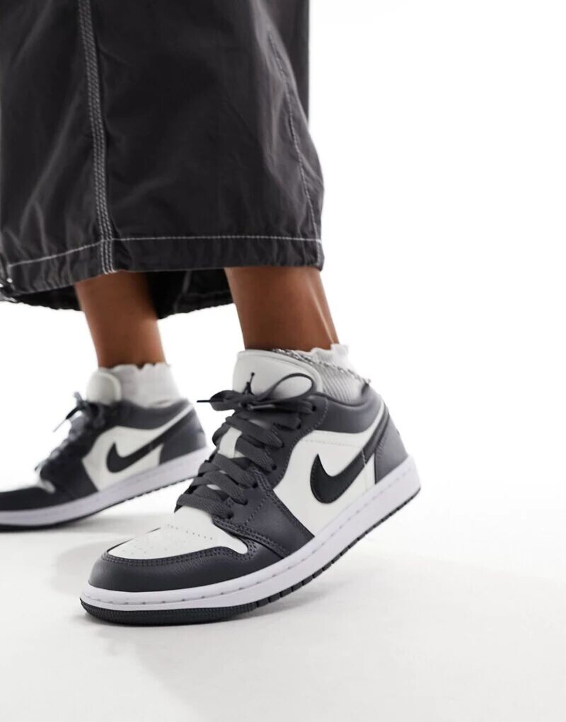 

Бело-темно-серые низкие кеды Air Jordan 1