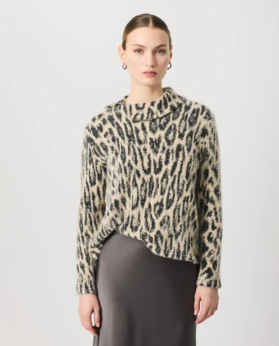 

Женская футболка с открытым вырезом и анималистичным принтом Escorpion, мультиколор