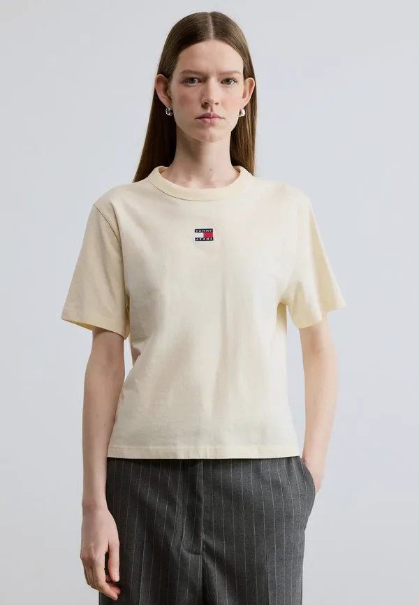 

Футболка с круглым вырезом и значком томми, базовая футболка. Tommy Jeans, Almost Yellow, Желтый, Футболка с круглым вырезом и значком томми, базовая футболка. Tommy Jeans, Almost Yellow