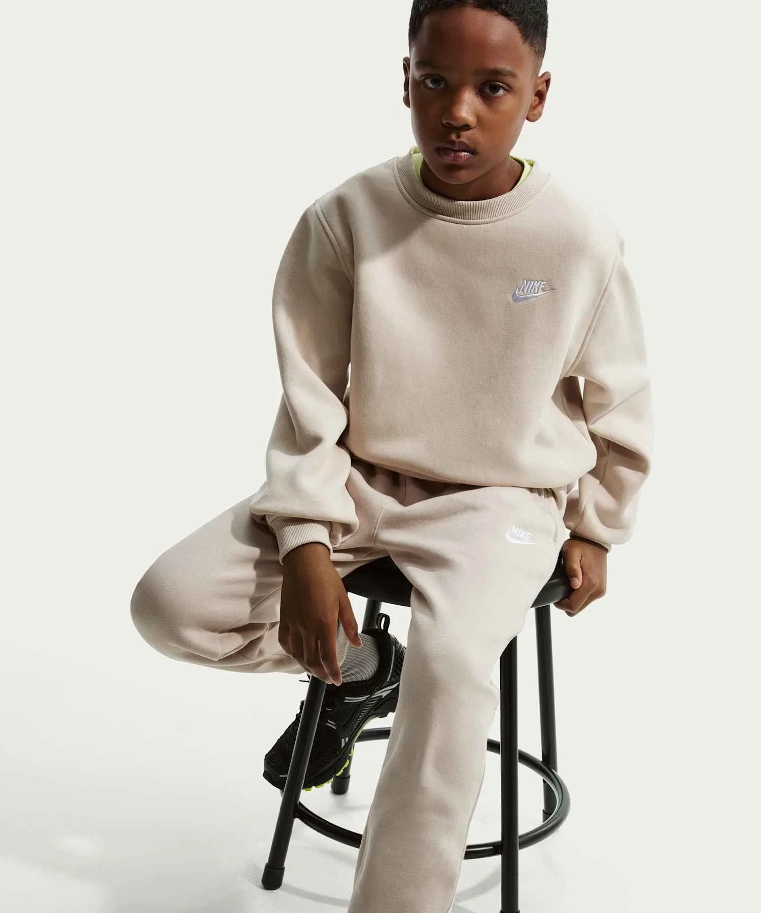 Детские флисовые спортивные брюки Nike Sportswear Club / Детские флисовые спортивные брюки Nike Sportswear Club FD3008-236 кремового цвета II — фото 4