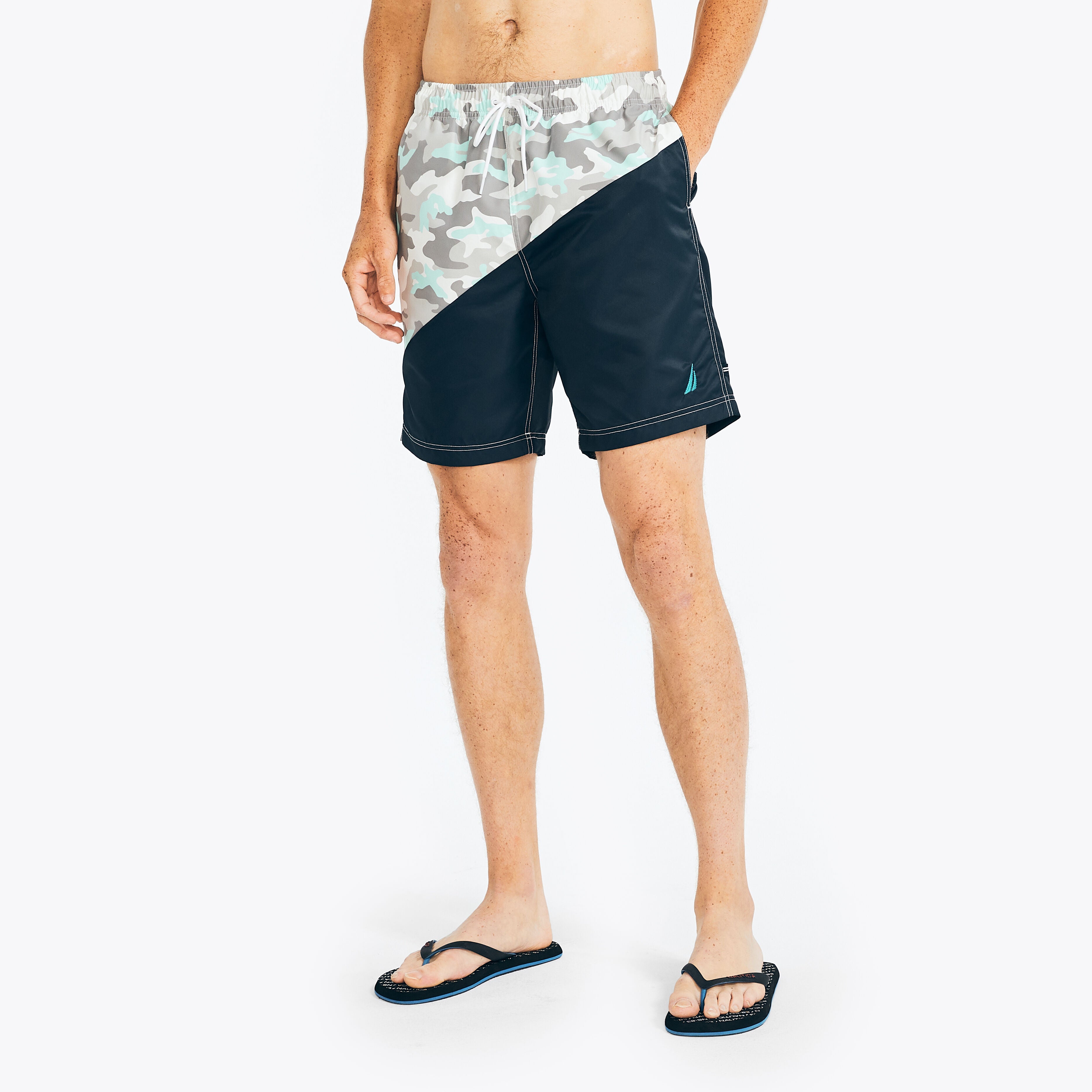 

Мужские быстросохнущие плавки Nautica Sustainably Crafted 8" с диагональными полосками, цвет bright white