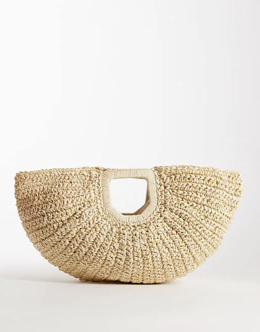 

Гламурная соломенная сумка нейтрального цвета с веером