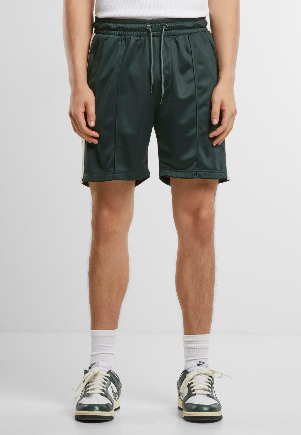 

Брюки TENNIS CORE SHORTS Urban Classics, цвет Bottlegreen