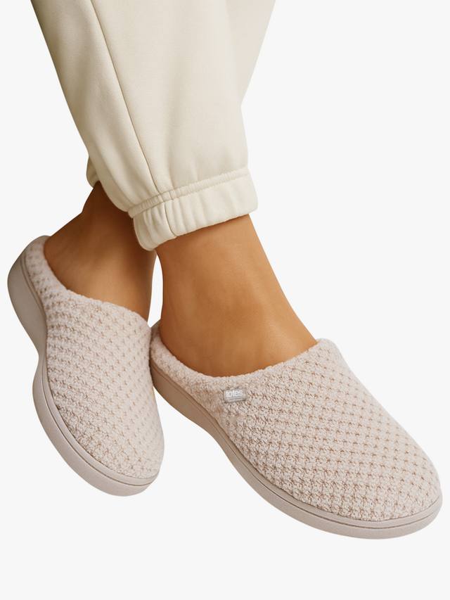 Isotoner женские тапочки-мюлены из попкорн-вельвета totes, Oat — фото 2