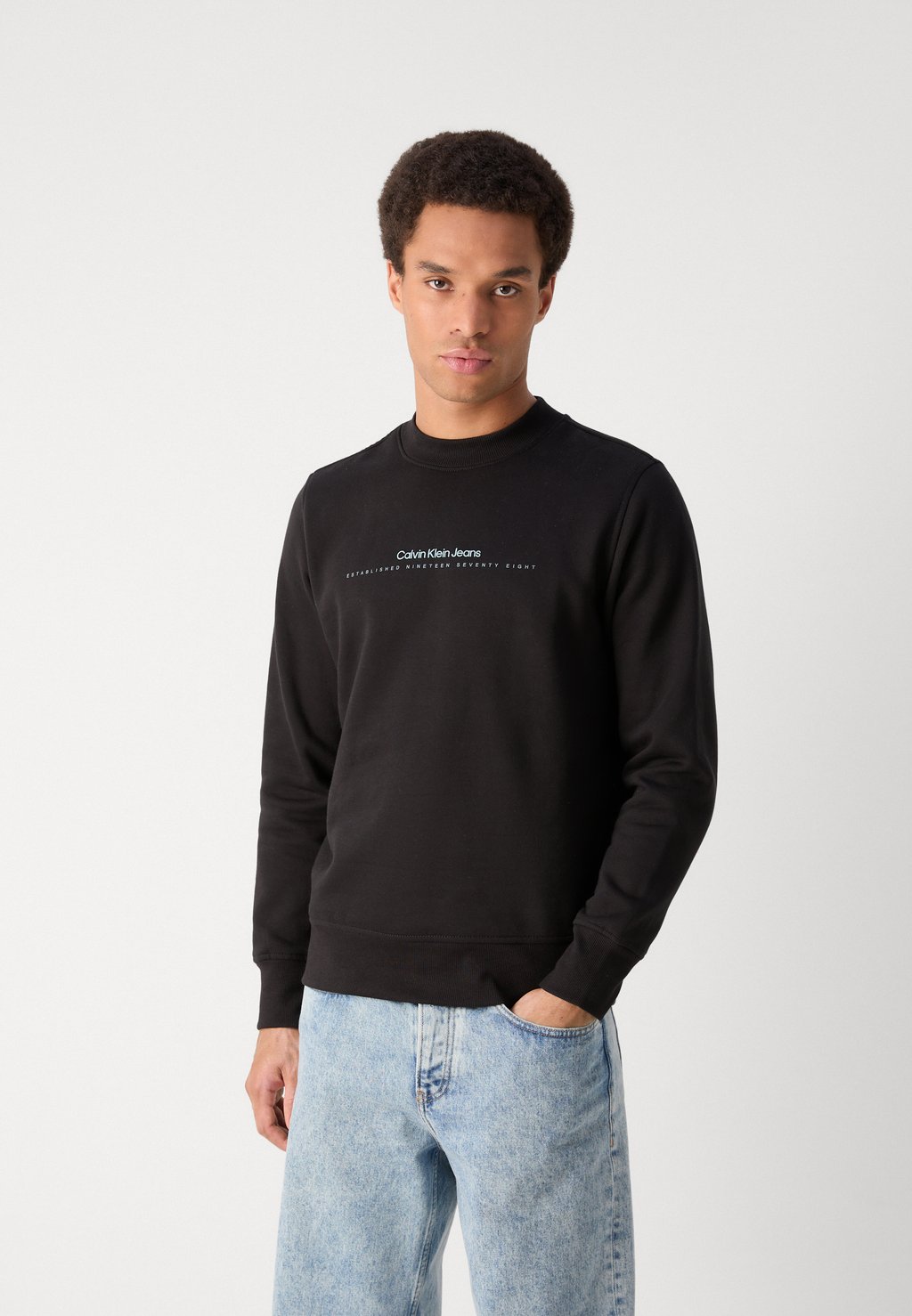 

Толстовка MINIMAL LOGO CREW NECK Calvin Klein Jeans, черный