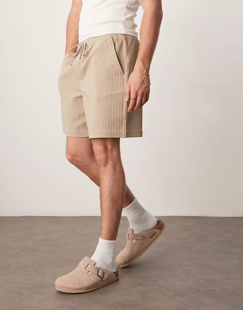

Широкие шорты-плиссе ASOS DESIGN бежевого цвета