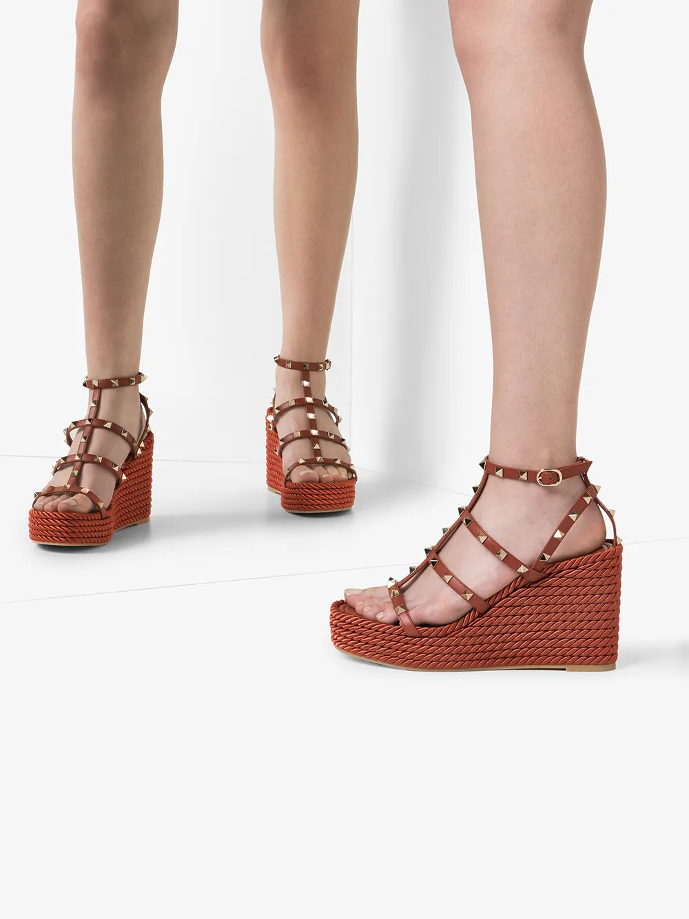 Босоножки Torchon Rockstud 90 на танкетке VALENTINO GARAVANI, коричневый — фото 3