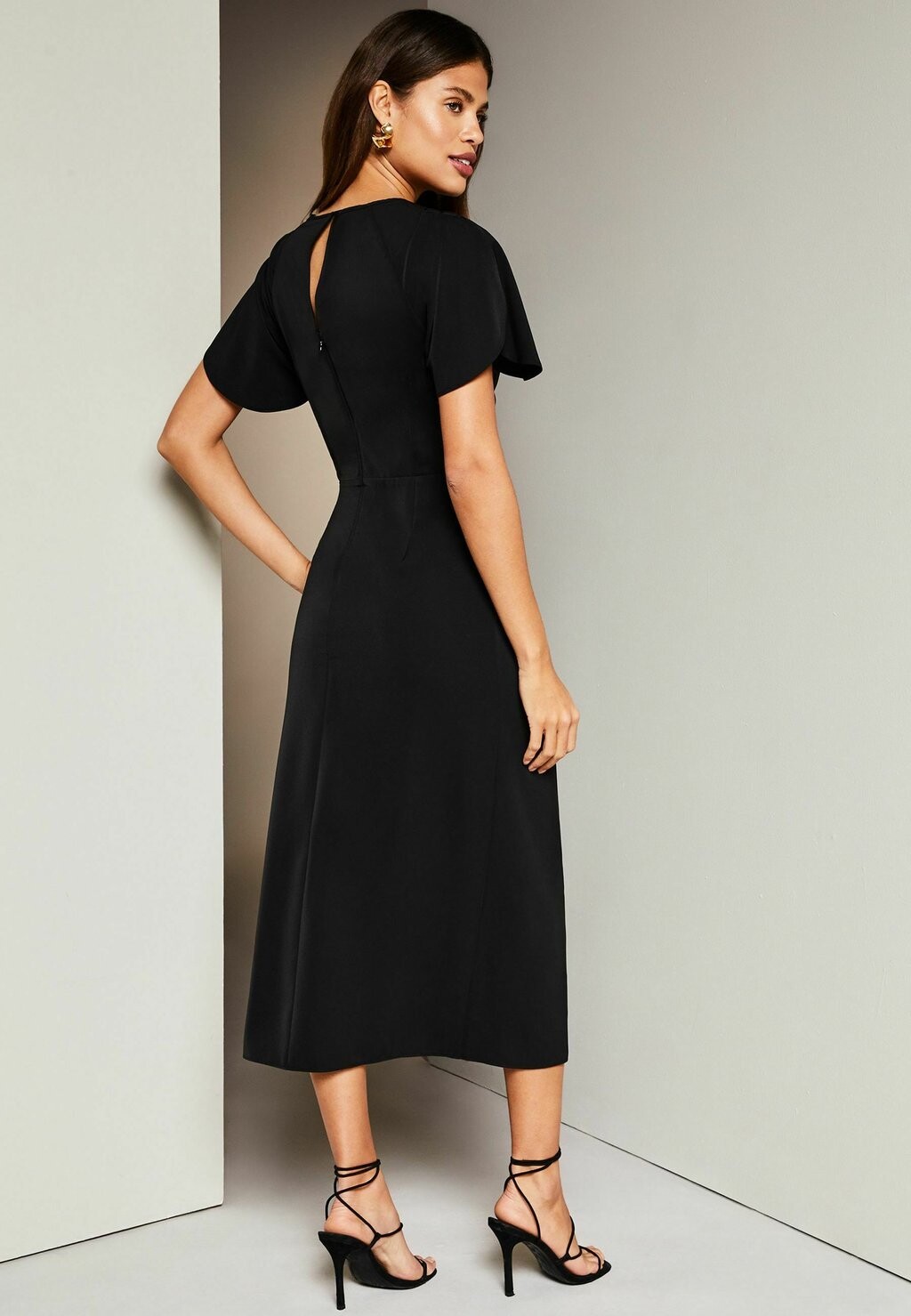 

Дневное платье BUTTON FRONT SLEEVED PETITE Lipsy, черный