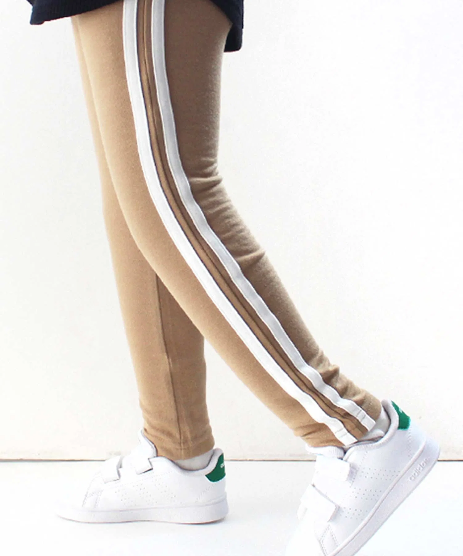 Брюки THE CASUAL с боковой линией бежевые