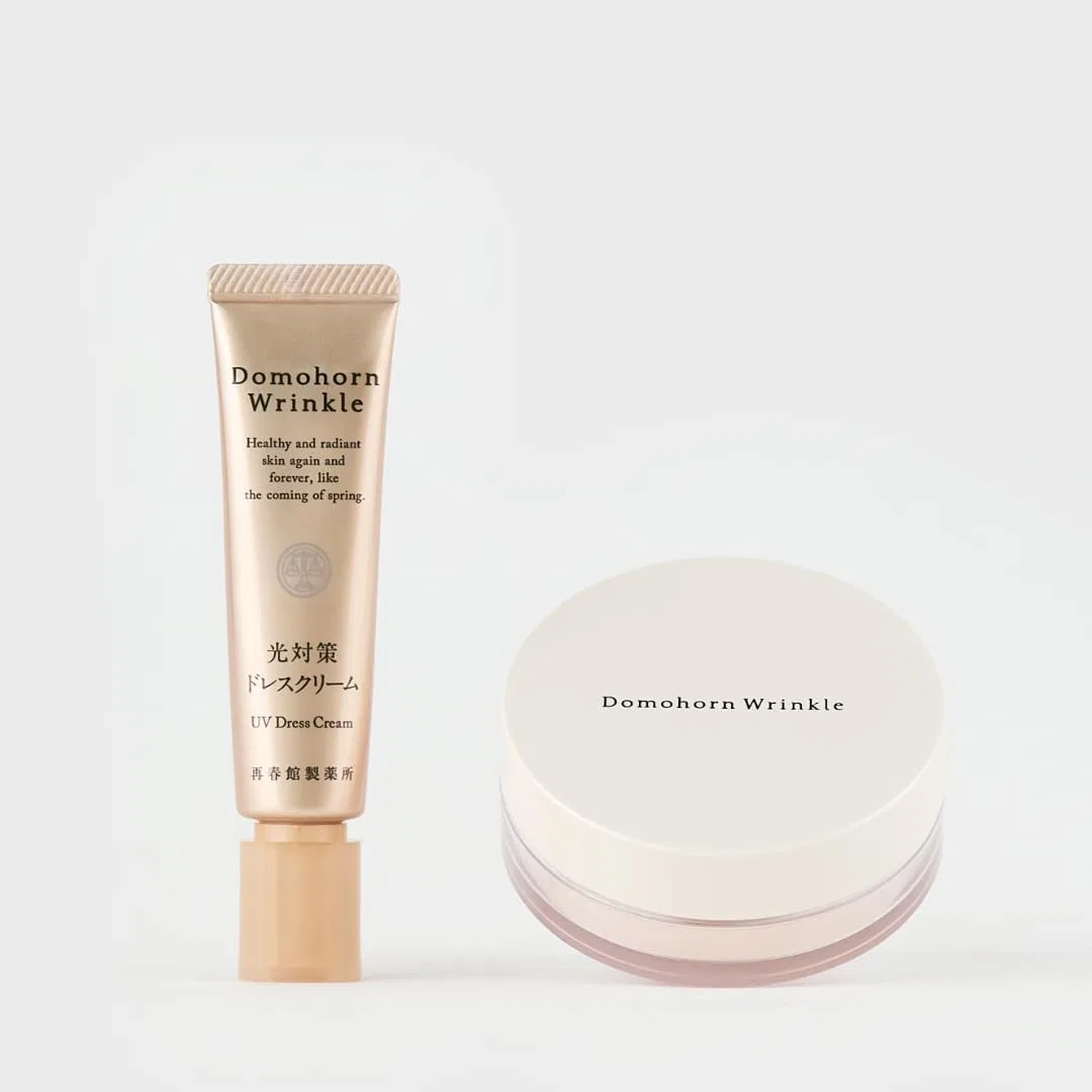 Набор для увлажнения кожи: крем Dress Cream SPF50+ PA+++ и пудра Domohorn Wrinkle, бежевый Saishunkan Pharmaceutical Co., Ltd.