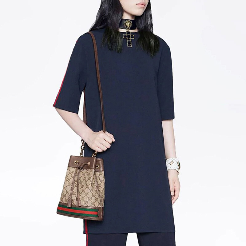 Платье с короткими рукавами женское темно-синее Gucci — фото 4