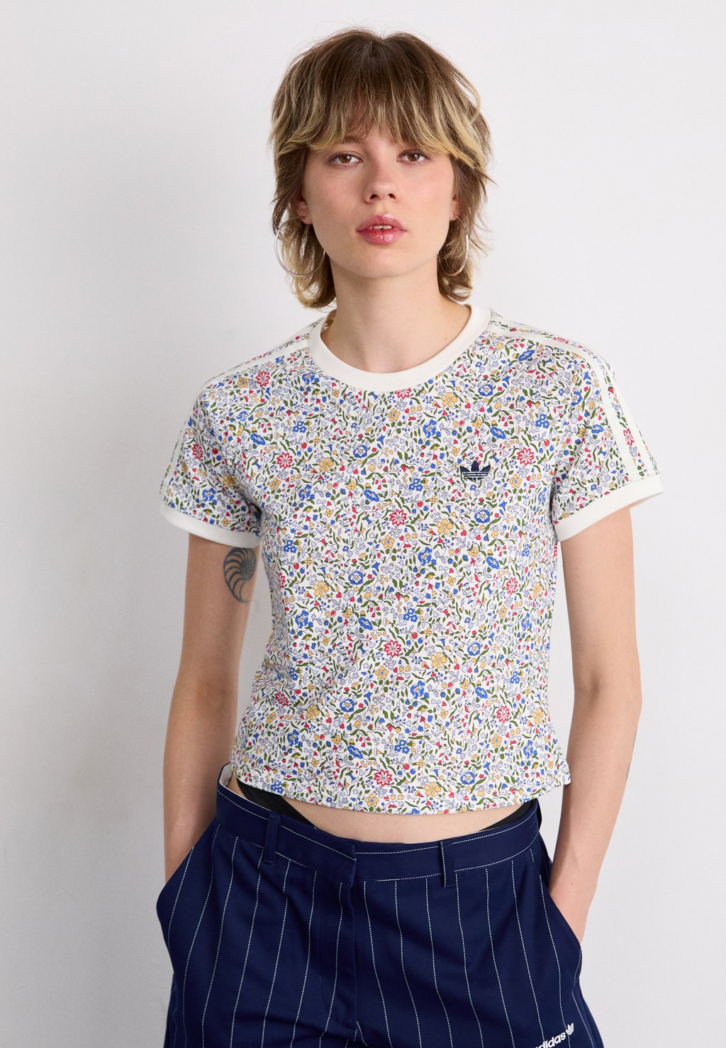 

Футболка с принтом LIBERTY CALI Adidas Originals, кремовый